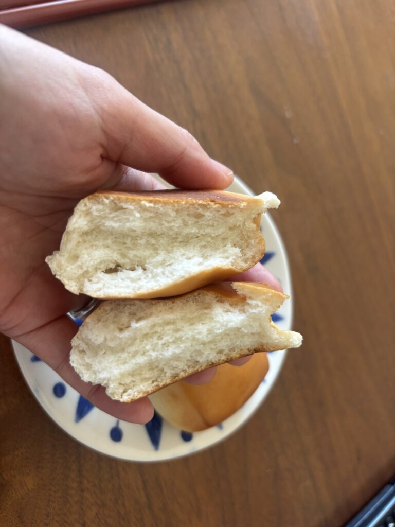 スタイルブレッド（STYLE BREAD）のはじめてパンセットに入っているパン・オ・レを手で割った断面。やわらかい中身
