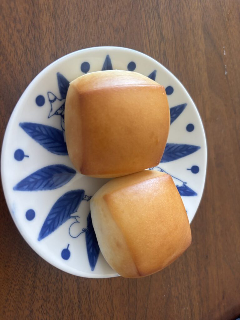 スタイルブレッド（STYLE BREAD）のはじめてパンセットに入っているパン・オ・レ2個を焼いてお皿に盛ったところ