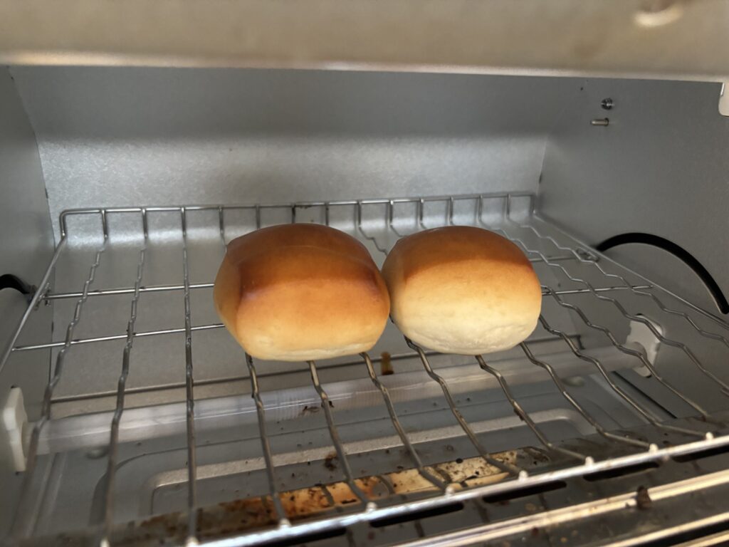 スタイルブレッド(STYLE BREAD)のパン・オ・レ2個を、家のトースターで焼いているところ。ホテルの朝食にも並んでいたパン