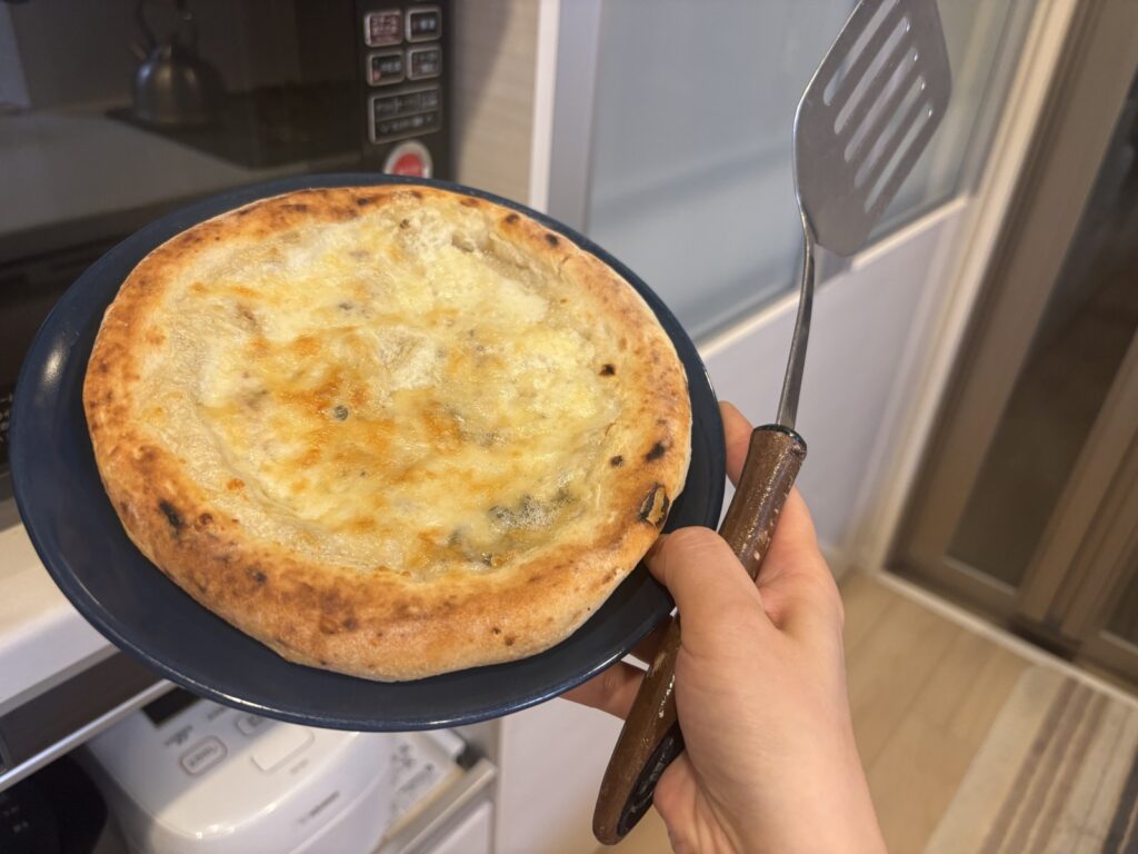 スタイルブレッド（STYLE BREAD）のピザ「クワトロフォルマッジ」の焼き上がり。トースターで焼いたピザの焼き方の参考