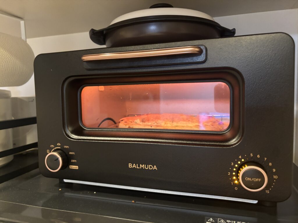スタイルブレッド（STYLE BREAD）のピザ「クワトロフォルマッジ」をトースターで焼いているところ。予熱なし・200度で焼き方を試した