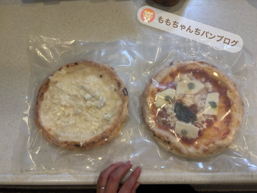 スタイルブレッド（STYLE BREAD）のピザ2種類を焼く前に袋のまま並べたところ。左がクワトロフォルマッジ、右がマルゲリータ。直径約18cmの1人分