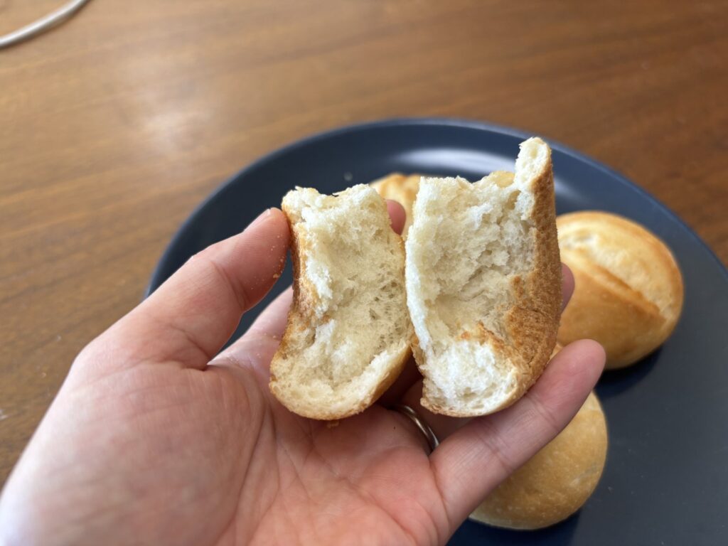 スタイルブレッド（STYLE BREAD）のはじめてパンセットに入っているライスファインを手で割った断面。もっちりした中身