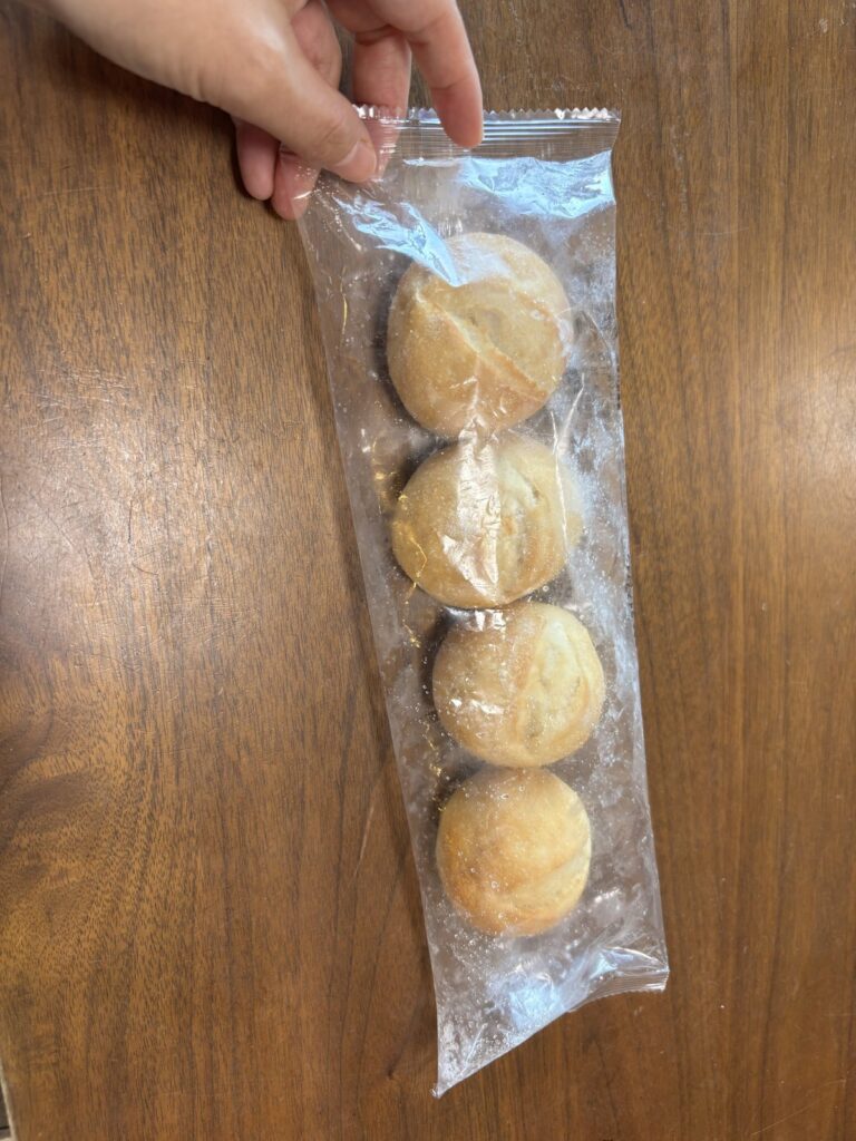 スタイルブレッド（STYLE BREAD）のはじめてパンセットに入っているライスファイン4個入りを冷凍の袋のまま持ったところ