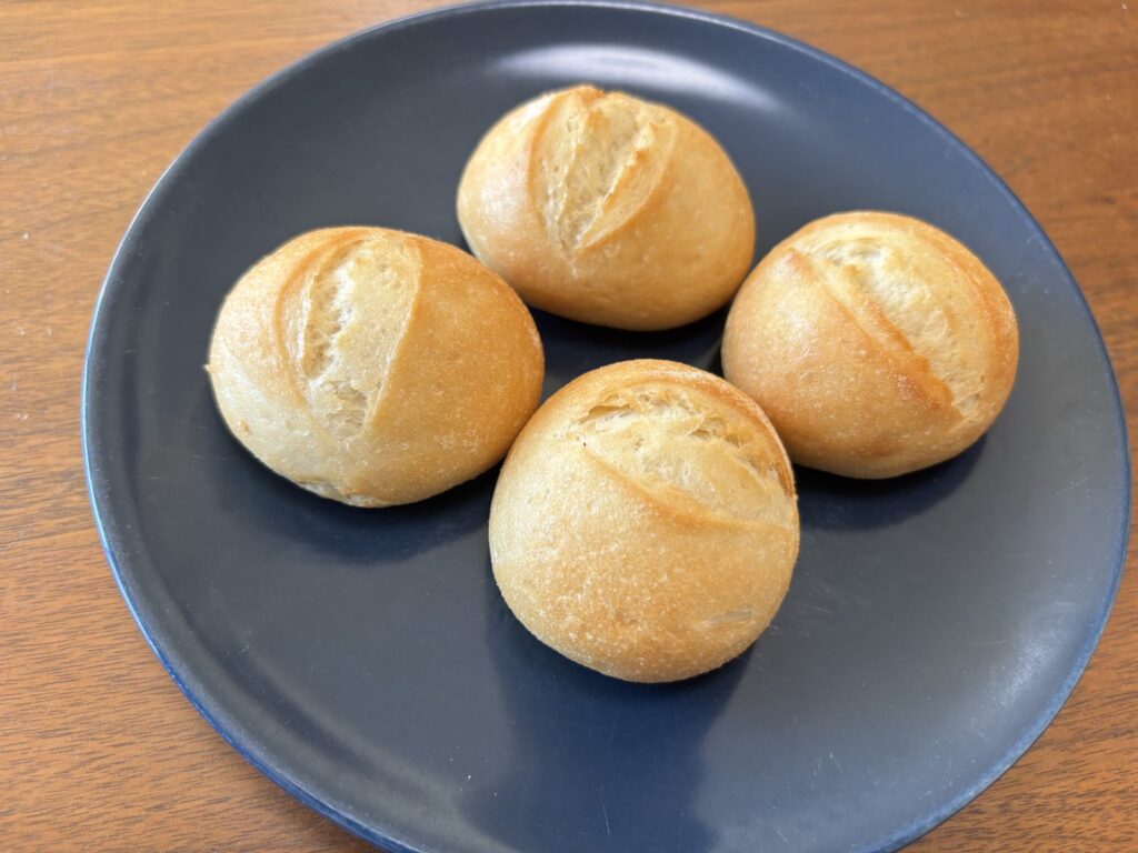 スタイルブレッド（STYLE BREAD）のはじめてパンセットに入っているライスファイン4個を焼いてお皿に並べたところ