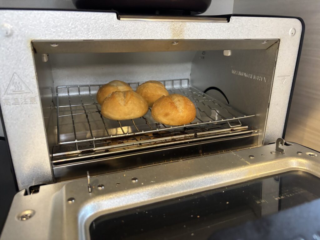 スタイルブレッド（STYLE BREAD）のはじめてパンセットに入っているライスファインをトースターで焼いているところ