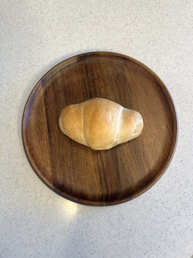 スタイルブレッド（STYLE BREAD）のはじめてパンセットに入っている塩パンを焼いてお皿にのせたところ