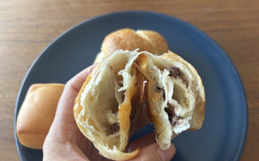 スタイルブレッド（STYLE BREAD）のはじめてパンセットに入っている塩パン/あんバターを手で割った断面。粒あんとバターが入っている