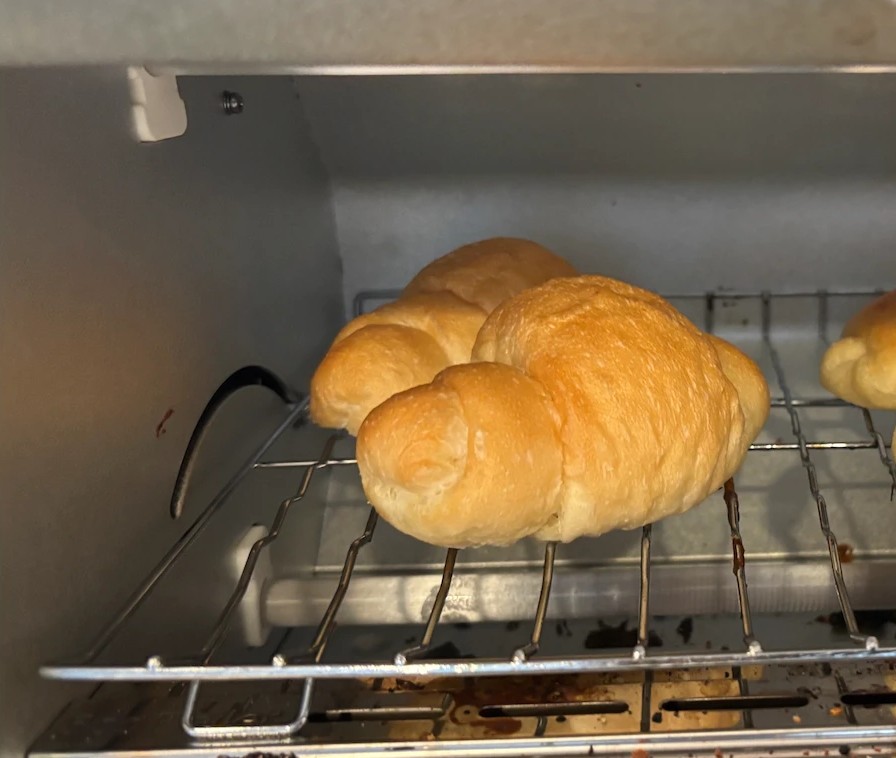 スタイルブレッド（STYLE BREAD）のはじめてパンセットに入っている塩パンをトースターで焼いているところ