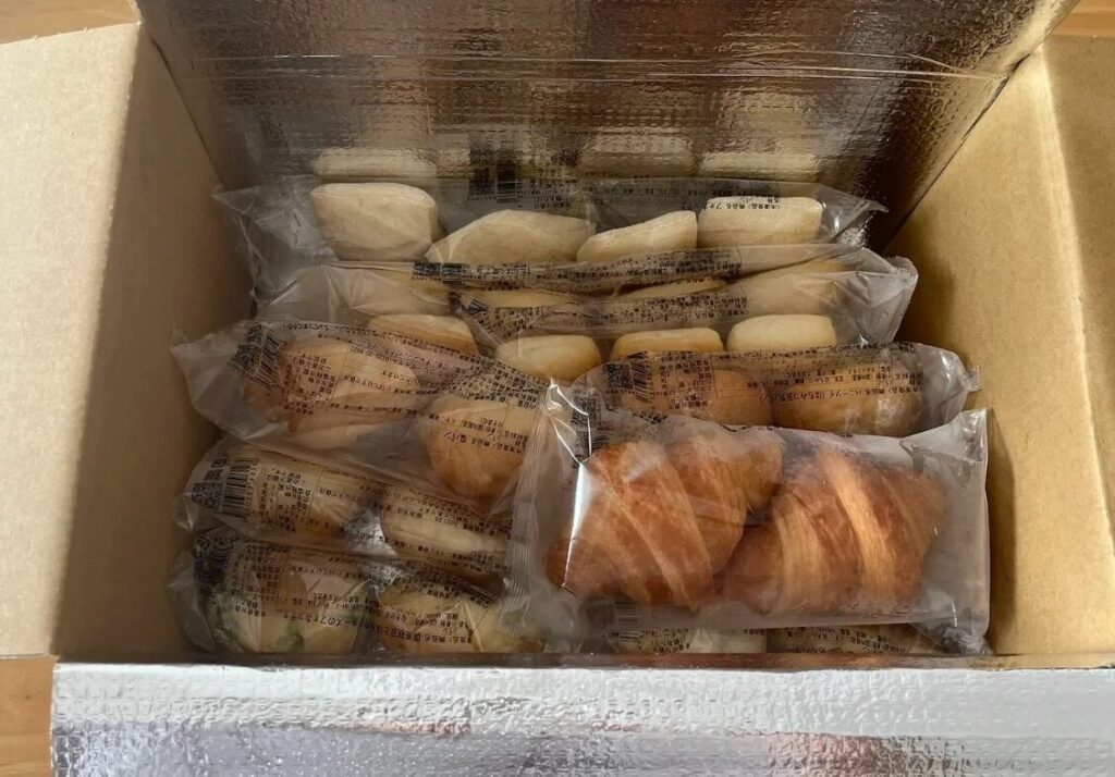 スタイルブレッド(STYLE BREAD)のはじめてパンセットの箱の中。保冷シートの内側にパンが袋のままぎっしり並んでいる